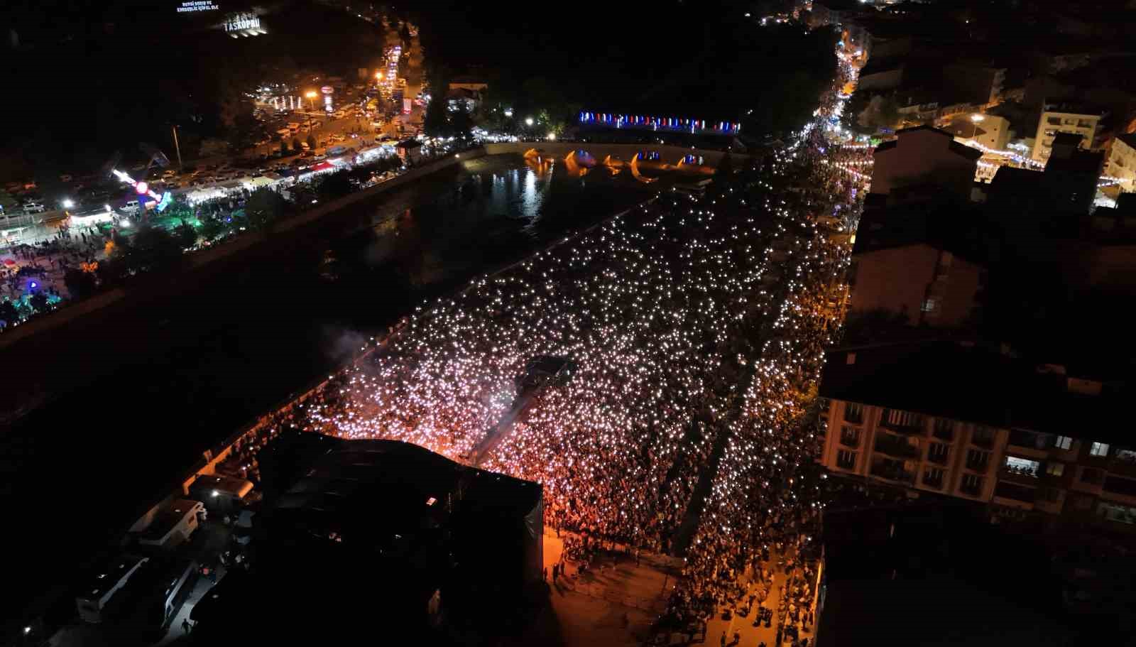 Sarımsak festivalinde sahne alan Sefo, binlerce vatandaşa unutulmaz bir gece yaşattı