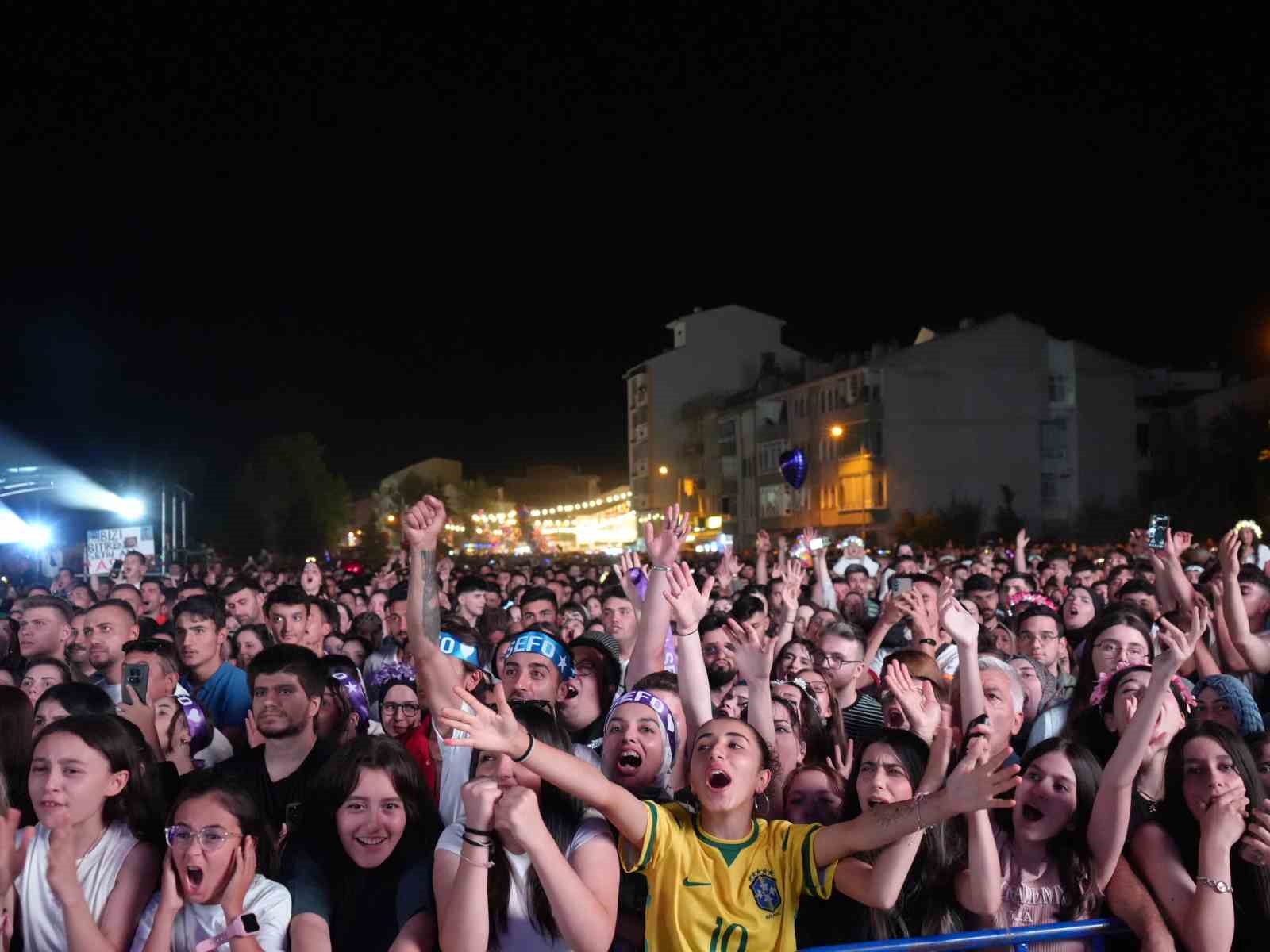 Sarımsak festivalinde sahne alan Sefo, binlerce vatandaşa unutulmaz bir gece yaşattı