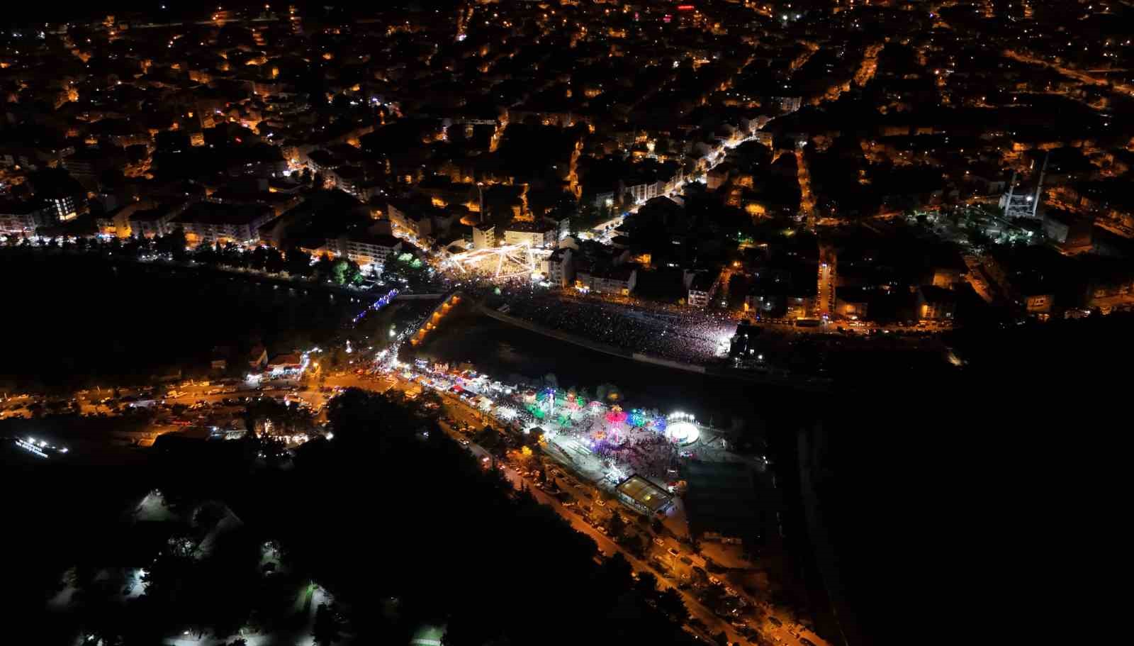 Sarımsak festivalinde sahne alan Sefo, binlerce vatandaşa unutulmaz bir gece yaşattı