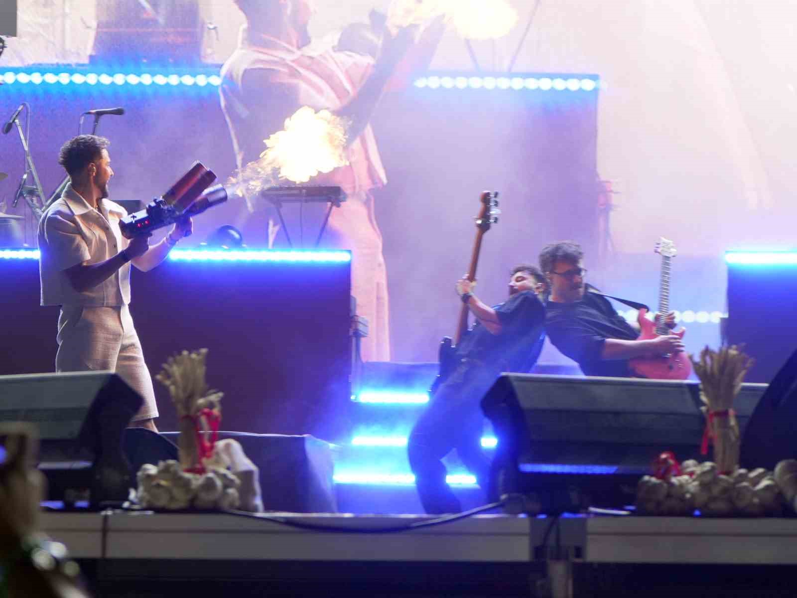 Sarımsak festivalinde sahne alan Sefo, binlerce vatandaşa unutulmaz bir gece yaşattı