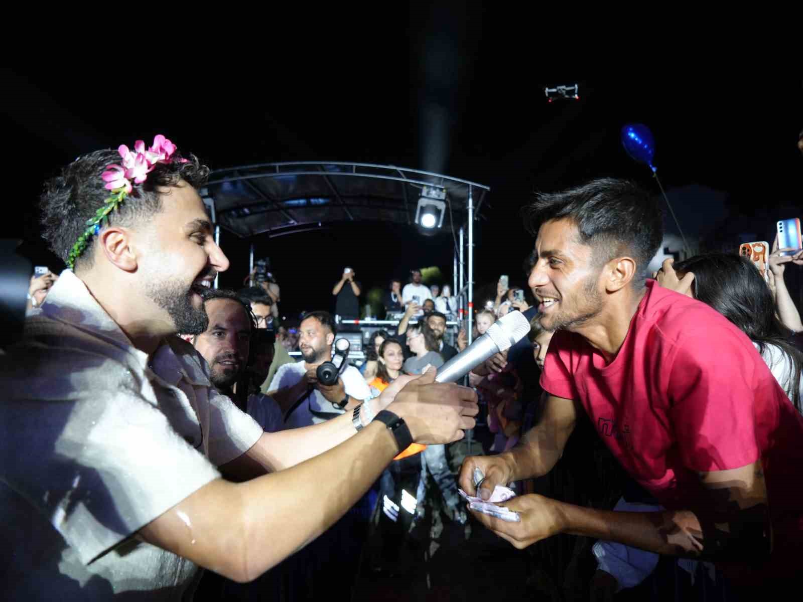 Sarımsak festivalinde sahne alan Sefo, binlerce vatandaşa unutulmaz bir gece yaşattı