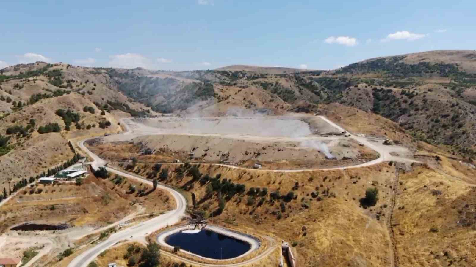 Amasya’da çevre kirliliğine yol açan çöp alanı 3 haftadır içten içe yanıyor
