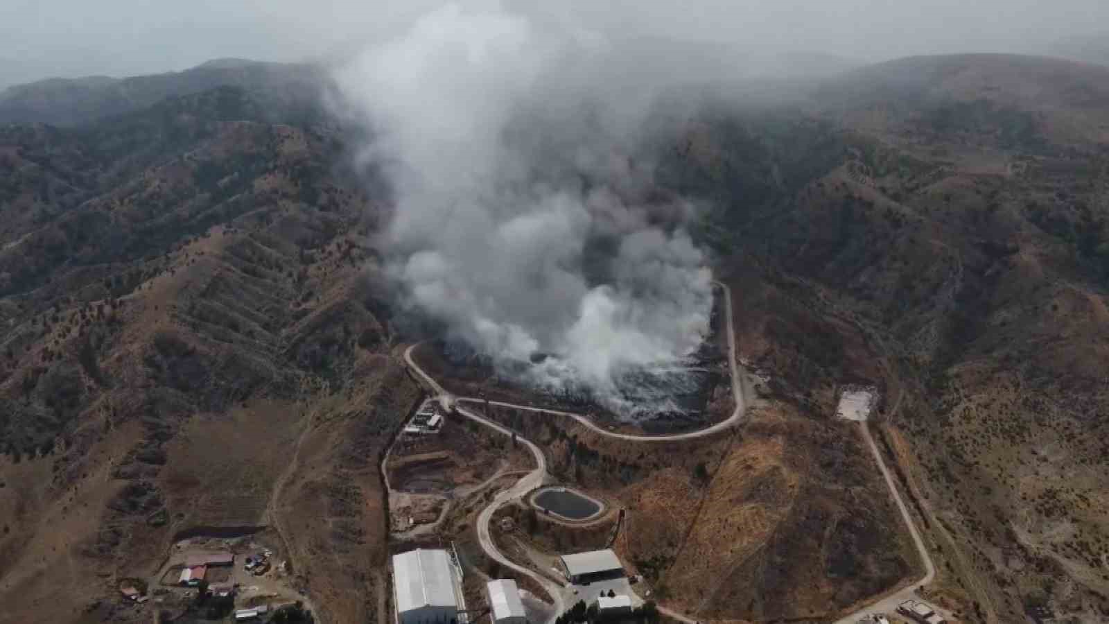 Amasya’da çevre kirliliğine yol açan çöp alanı 3 haftadır içten içe yanıyor