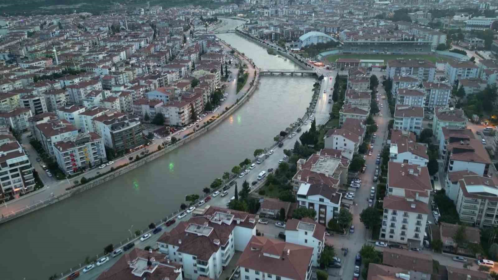 Amasya’da çevre kirliliğine yol açan çöp alanı 3 haftadır içten içe yanıyor