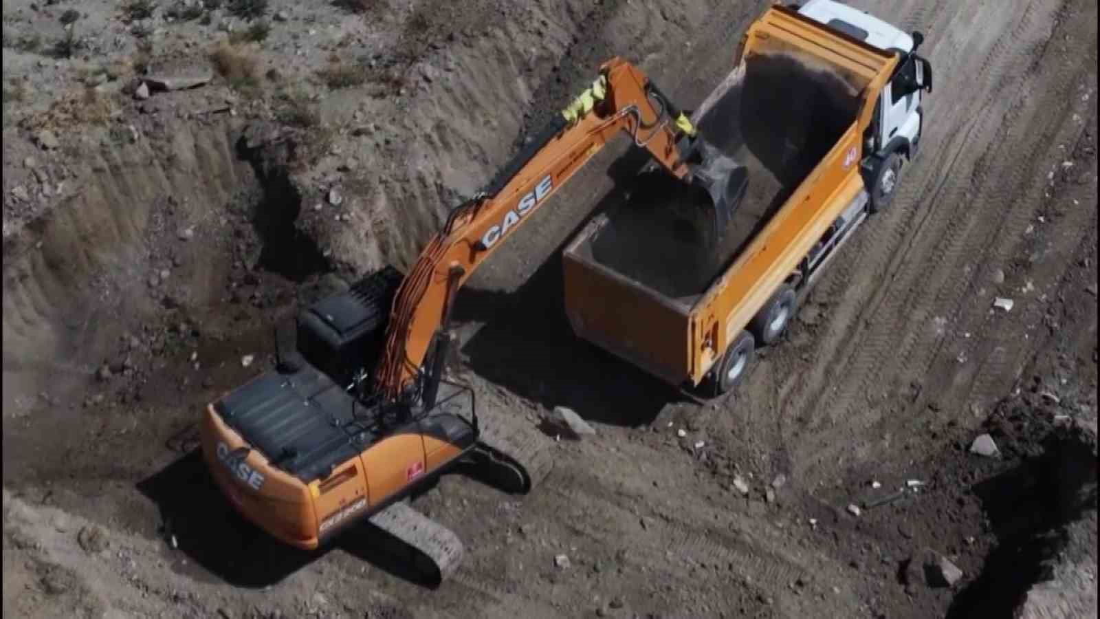 Amasya’da çevre kirliliğine yol açan çöp alanı 3 haftadır içten içe yanıyor