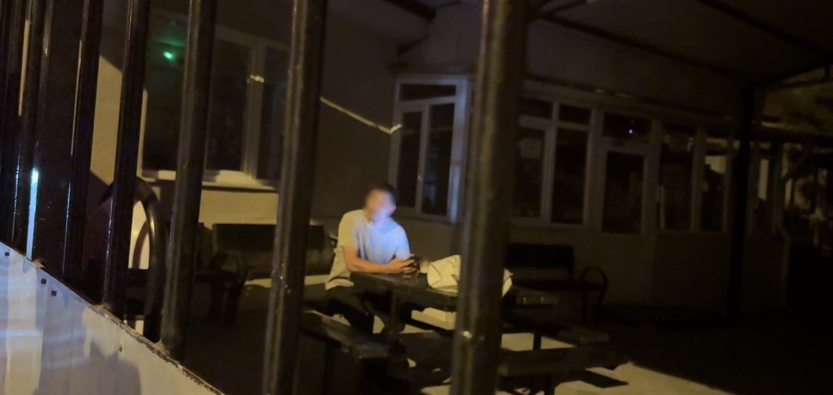 Elini yıkamaya girdiği camide kilitli kalan vatandaş taş atarak yardım istedi