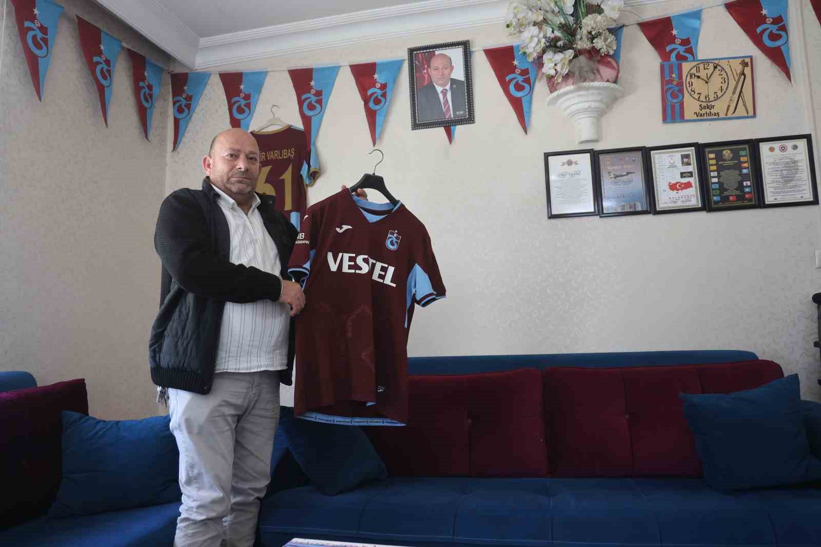Ataları geçmişte Hatay’a yerleşen Trabzonlu muhtar Trabzonspor sevgisini bordo mavi renklerle yaşatıyor