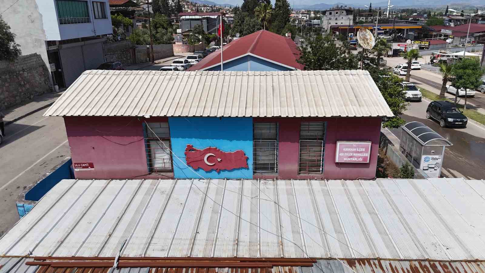 Ataları geçmişte Hatay’a yerleşen Trabzonlu muhtar Trabzonspor sevgisini bordo mavi renklerle yaşatıyor