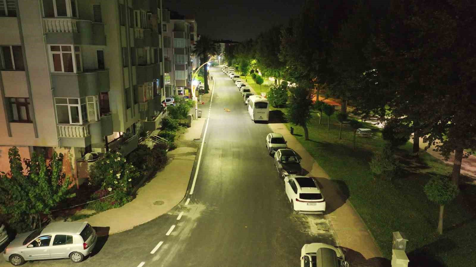 Karamürsel’deki 1,2 kilometrelik caddede üstyapı çalışmaları tamamlandı