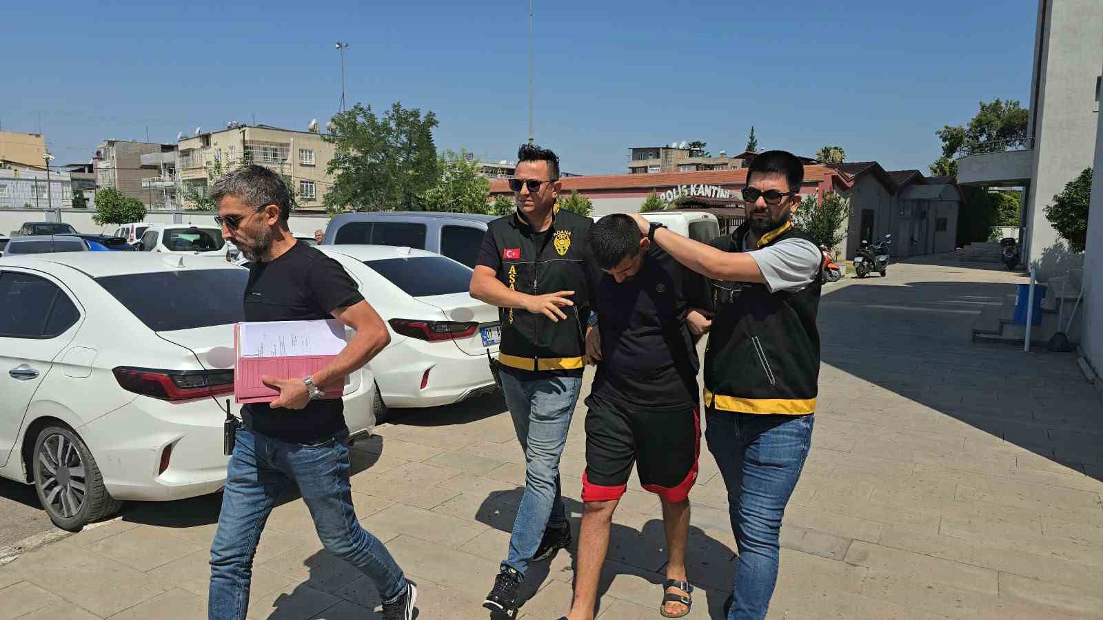 Hırsız aracı soydu, kuzeni kendini memur olarak tanıtıp sürücüye "Dikkat edin burada hırsız çok" dedi