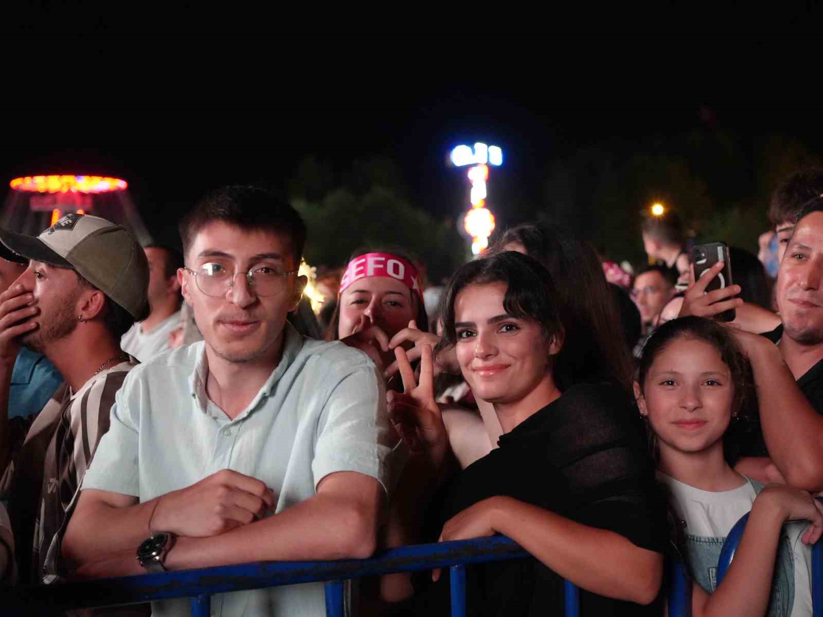 Atiye 1 saat boyunca sahneye çıkmayınca konseri iptal edildi: Seyirciler büyük tepki gösterdi