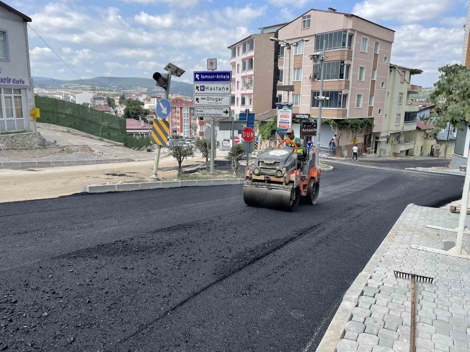 Kavak’ta ilçe merkezinde 1,6 kilometrelik asfalt çalışması