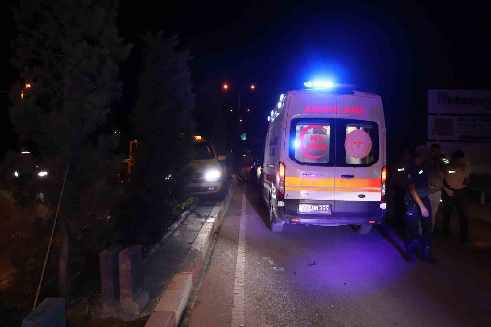 Karaman’da kontrolden çıkan ticari taksi refüje çıktı: 2 yaralı