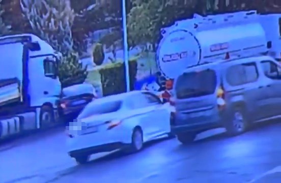 Elazığ’da tırın çarptığı otomobil sürüklendi: O anlar kameraya yansıdı