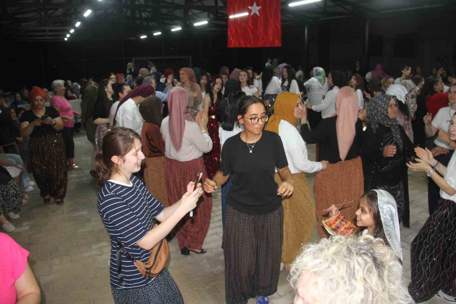 Konya’da kadınlar şalvarlarını giydi, doyasıya eğlendi