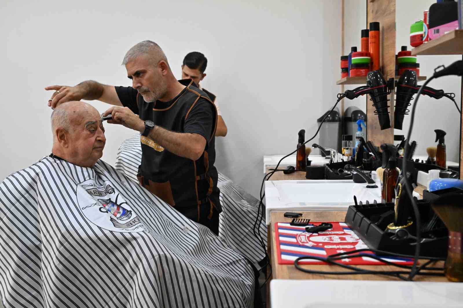 Manisa Emekli Kafe’de kuaför ve berber hizmeti başladı