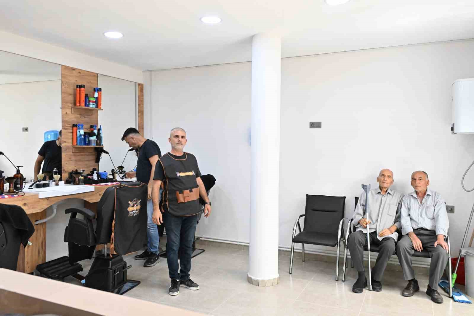 Manisa Emekli Kafe’de kuaför ve berber hizmeti başladı