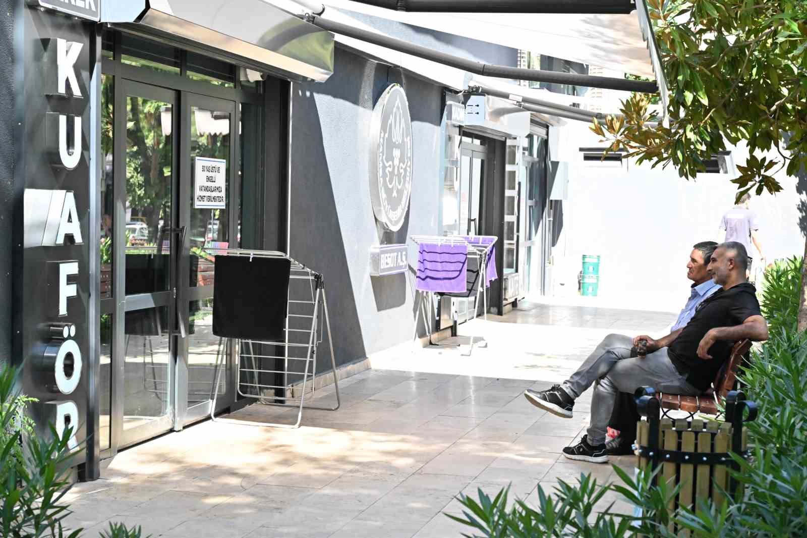 Manisa Emekli Kafe’de kuaför ve berber hizmeti başladı