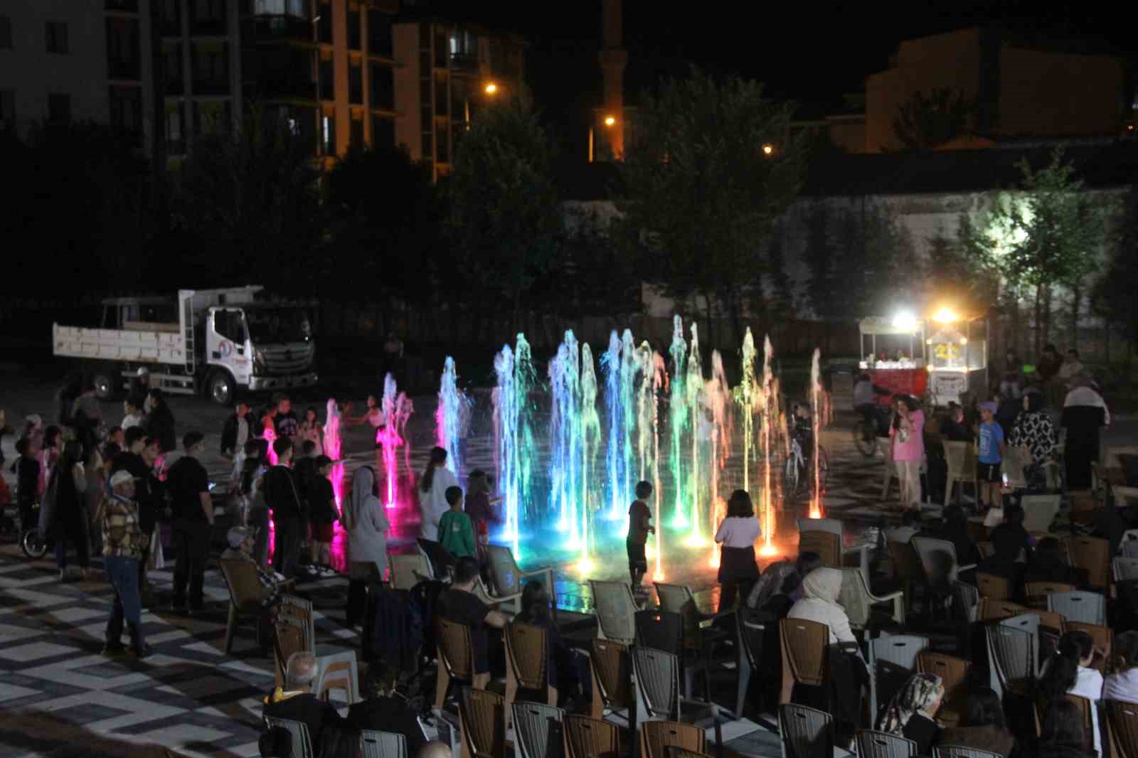 Sivas’ta kuru havuzun açılışında çocuklar doyasıya eğlendi