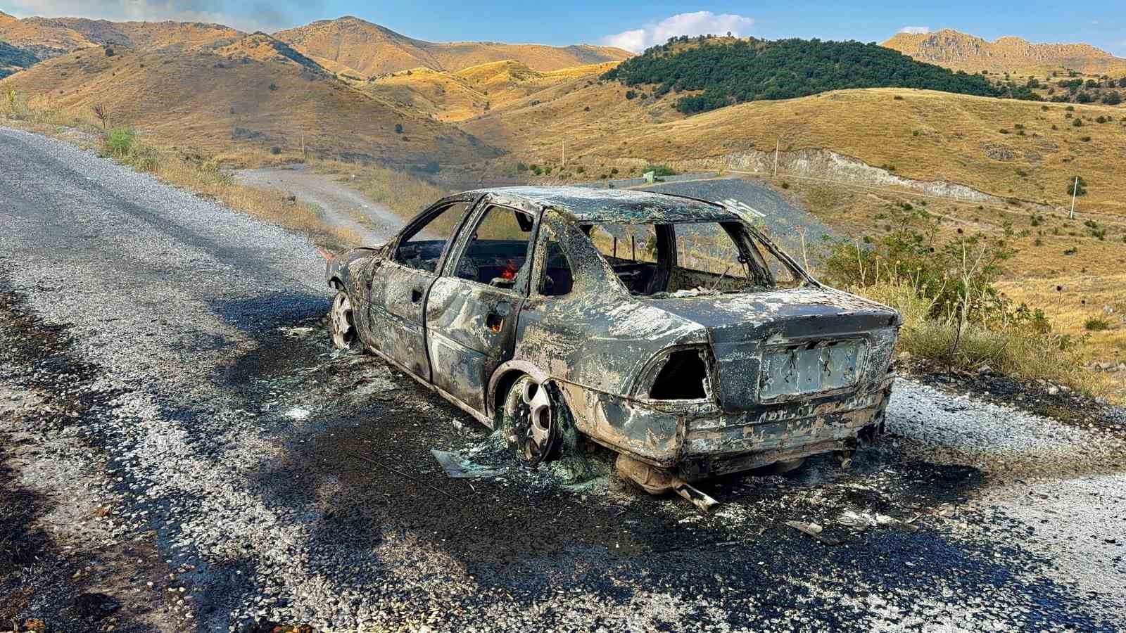 Yanan araçtan çıkarak son anda kurtuldular
