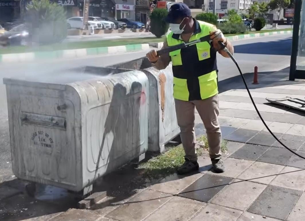 Kilis’te çöp konteynerleri yenilenerek yeniden hizmete kazandırılıyor