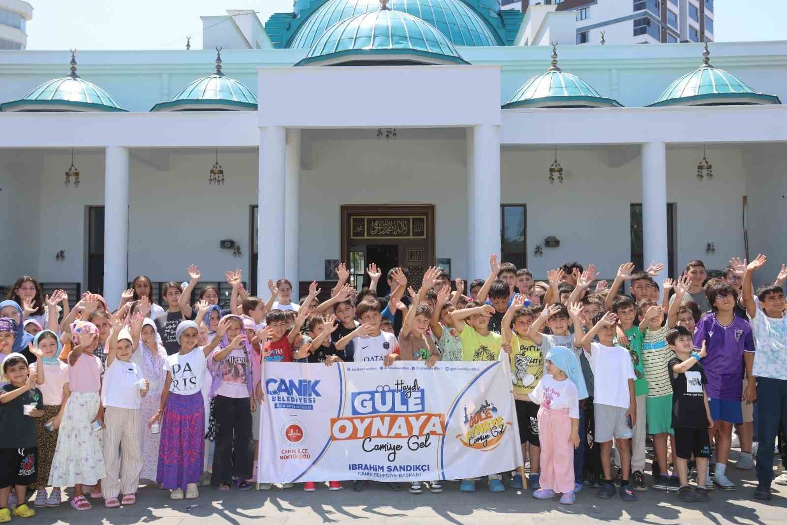 Canik’te camiye giden çocuklar hediyelerine kavuşuyor