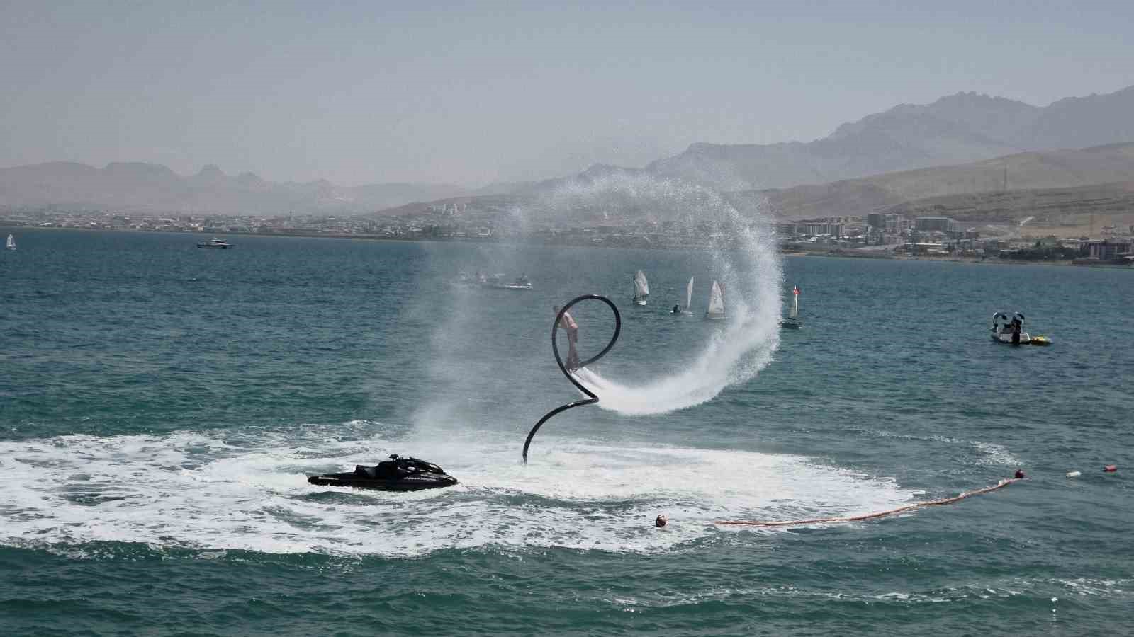 Van Gölü’nde Türk bayrağıyla nefes kesen flyboard gösterisi