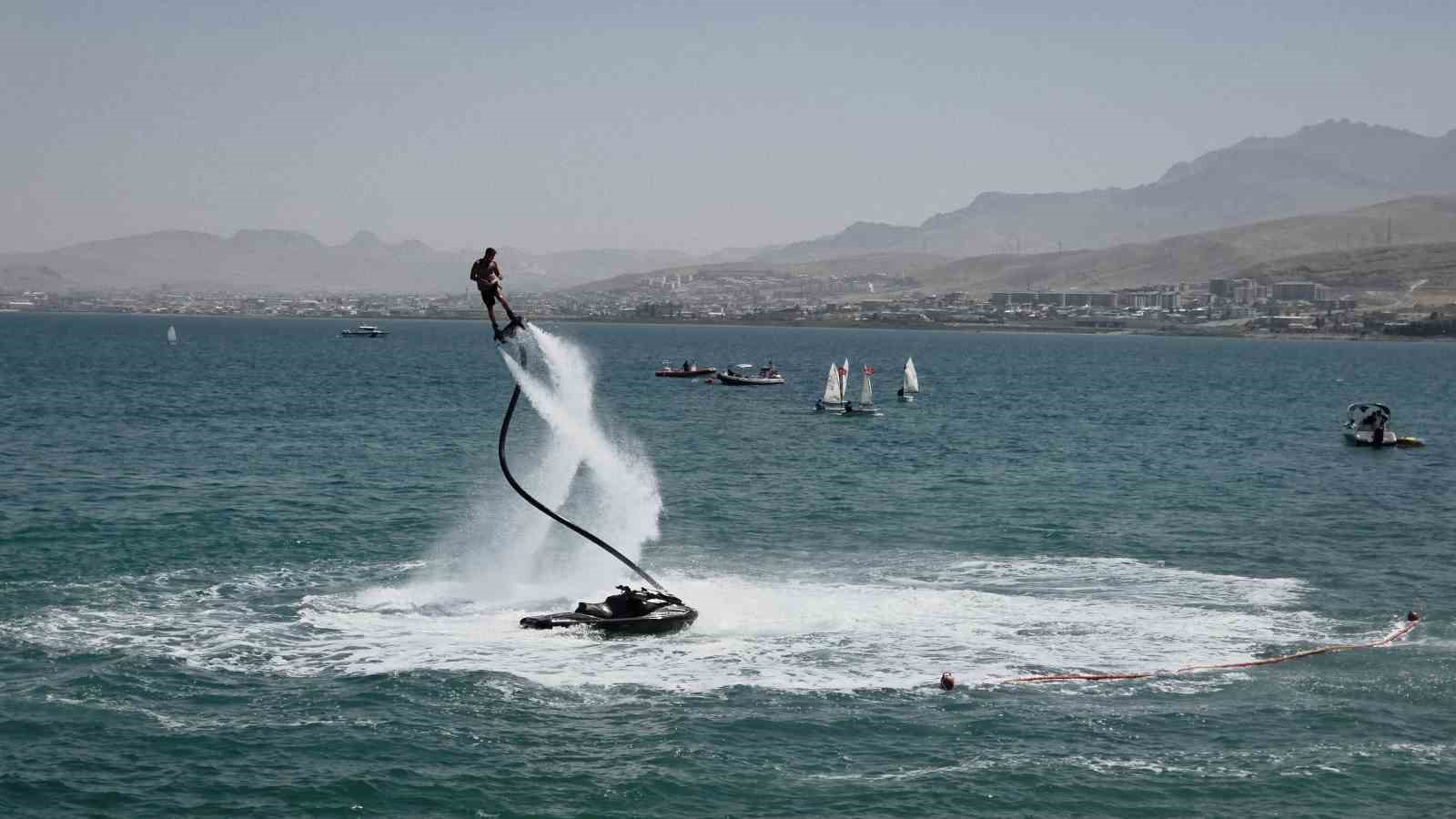 Van Gölü’nde Türk bayrağıyla nefes kesen flyboard gösterisi