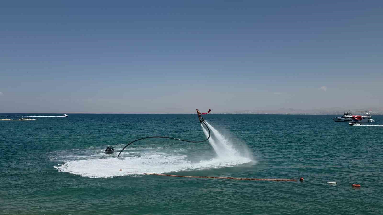 Van Gölü’nde Türk bayrağıyla nefes kesen flyboard gösterisi