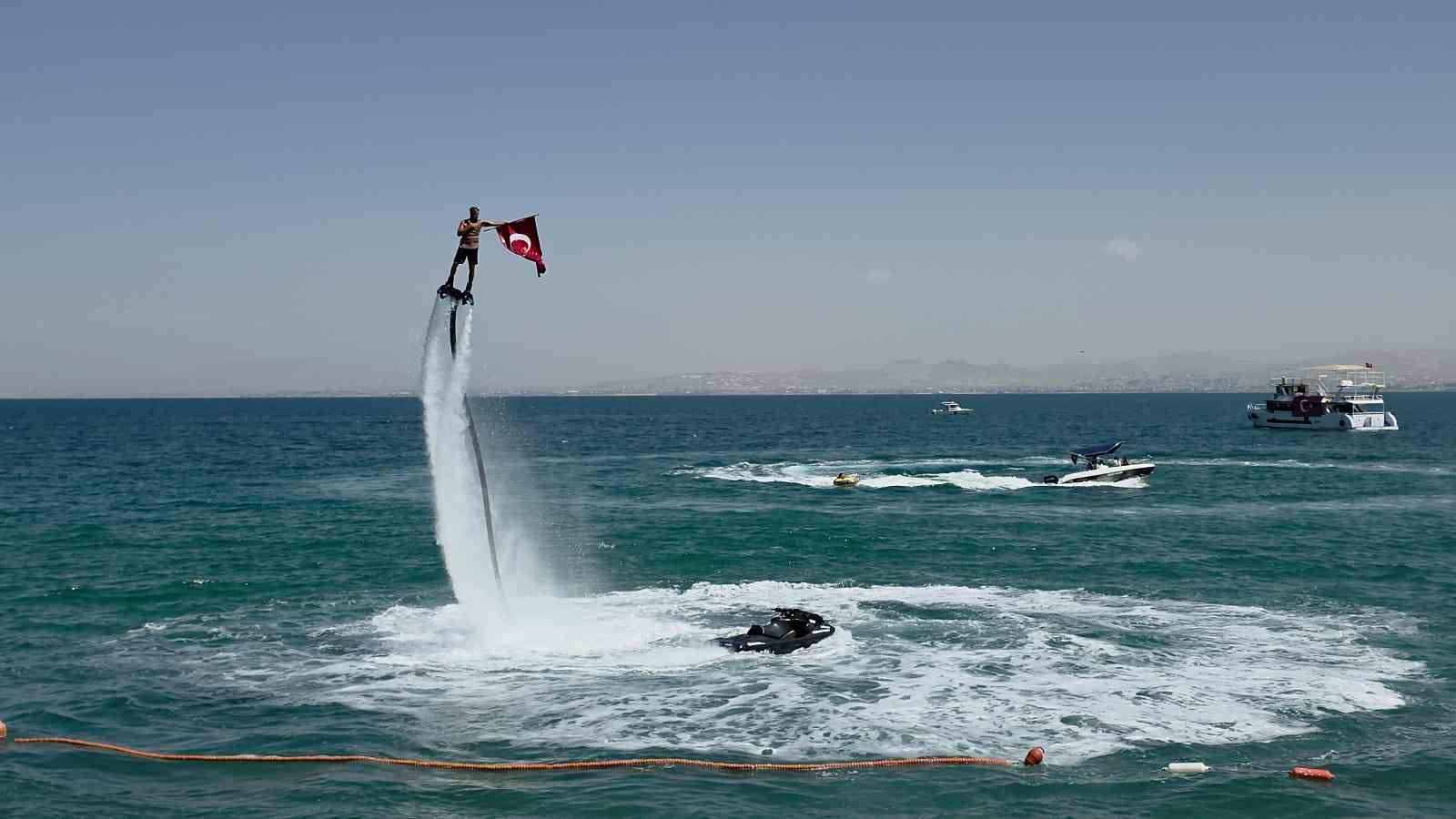 Van Gölü’nde Türk bayrağıyla nefes kesen flyboard gösterisi