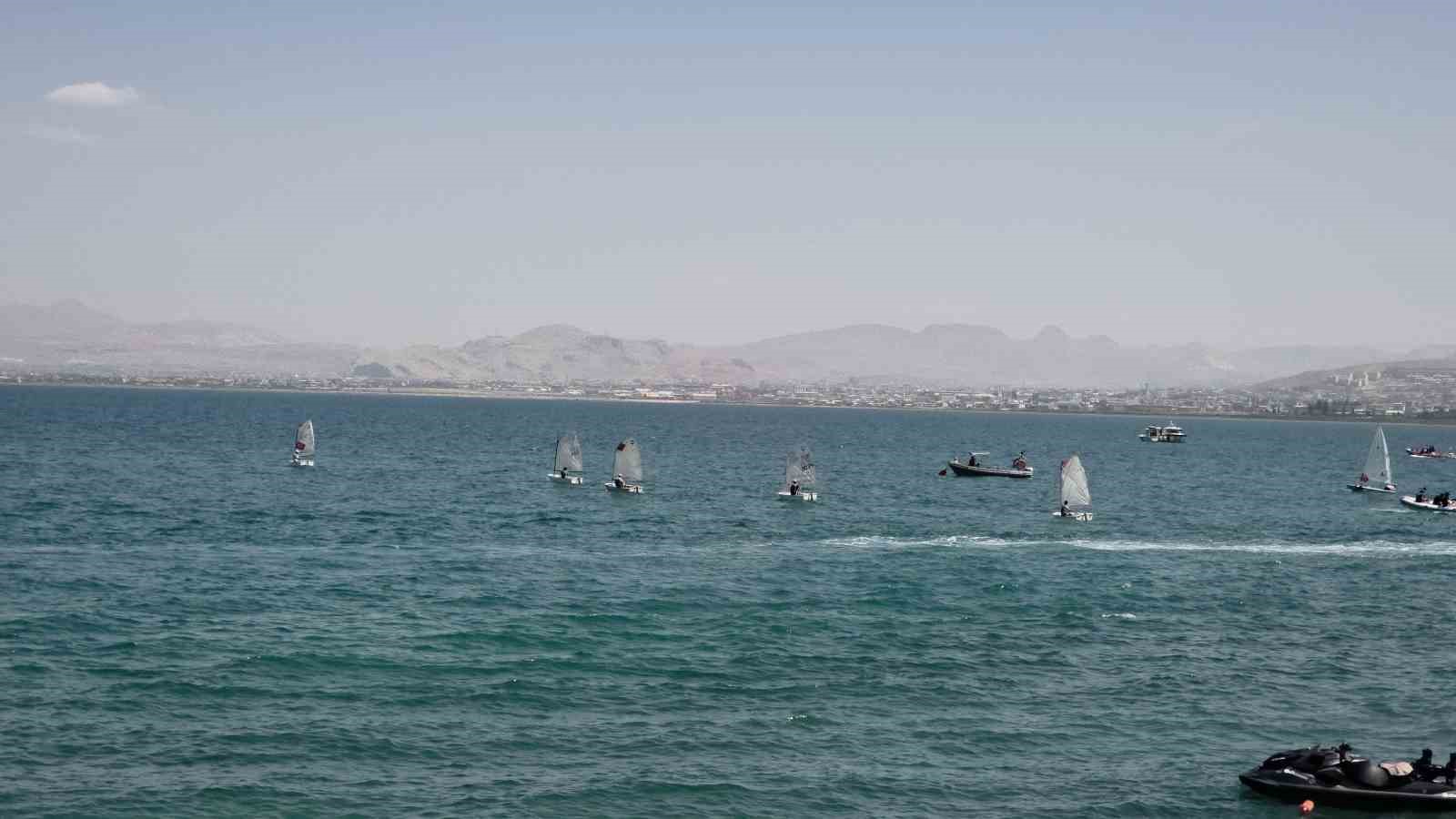 Van Gölü’nde Türk bayrağıyla nefes kesen flyboard gösterisi