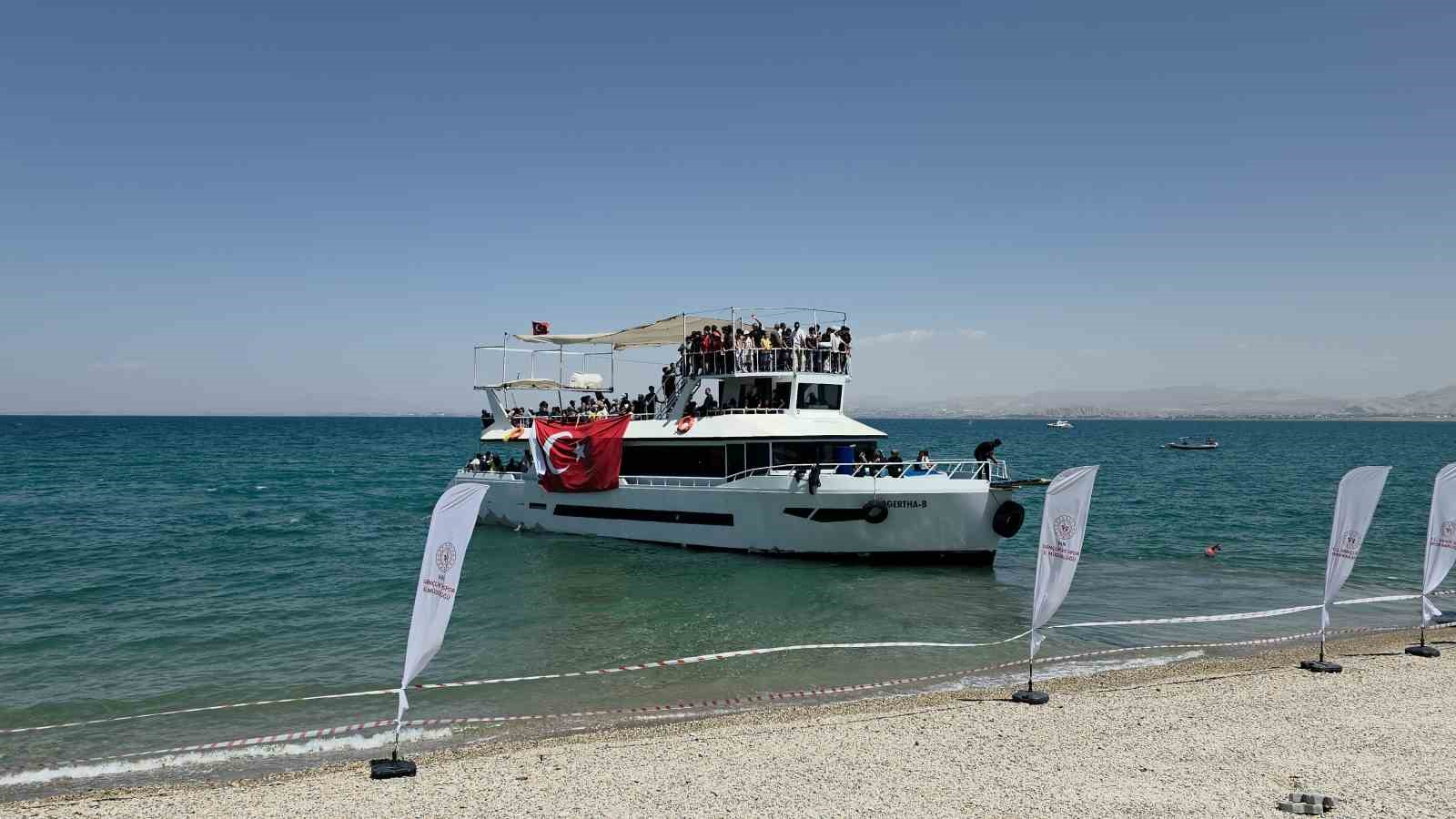 Van Gölü’nde Türk bayrağıyla nefes kesen flyboard gösterisi
