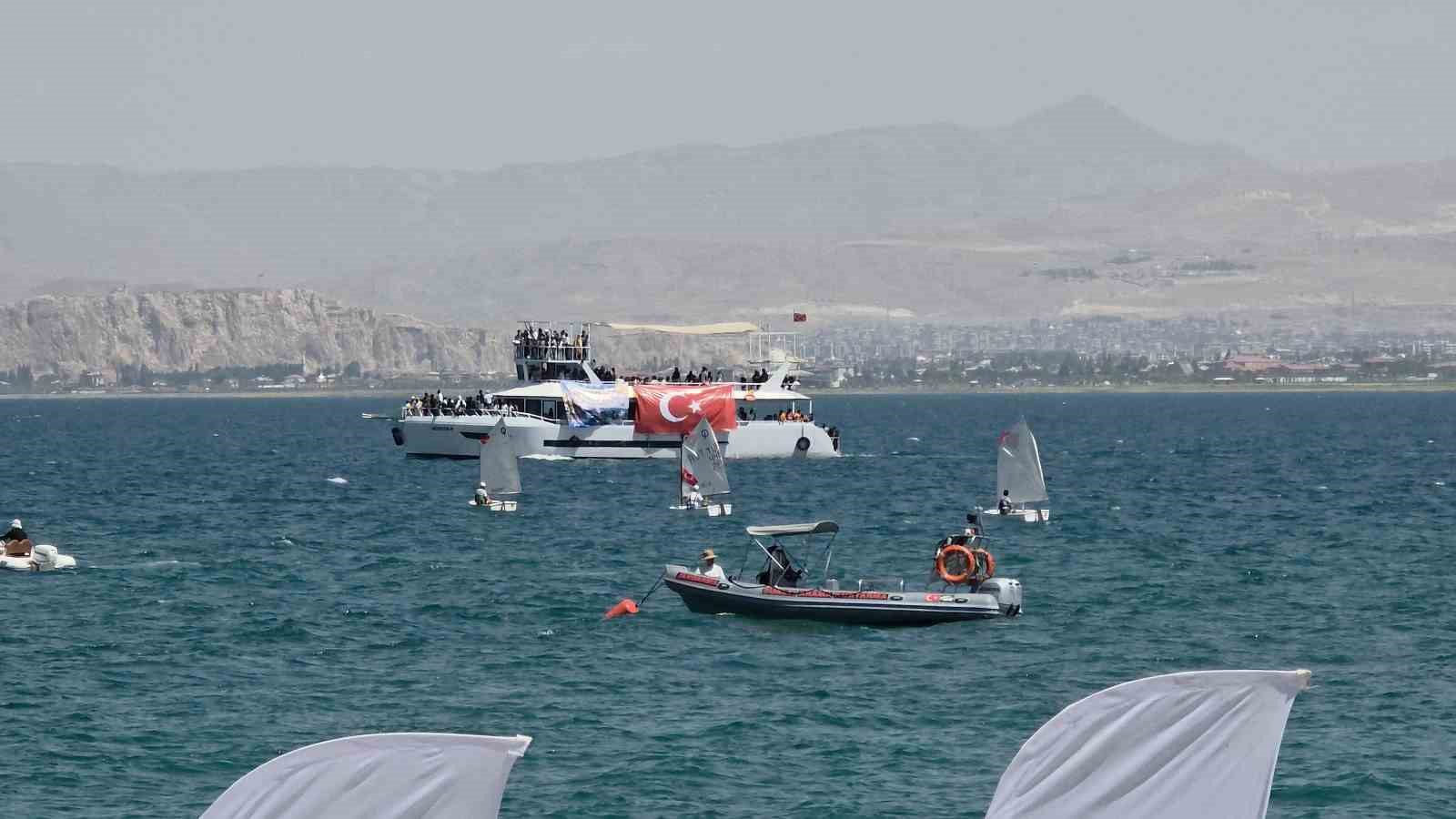 Van Gölü’nde Türk bayrağıyla nefes kesen flyboard gösterisi
