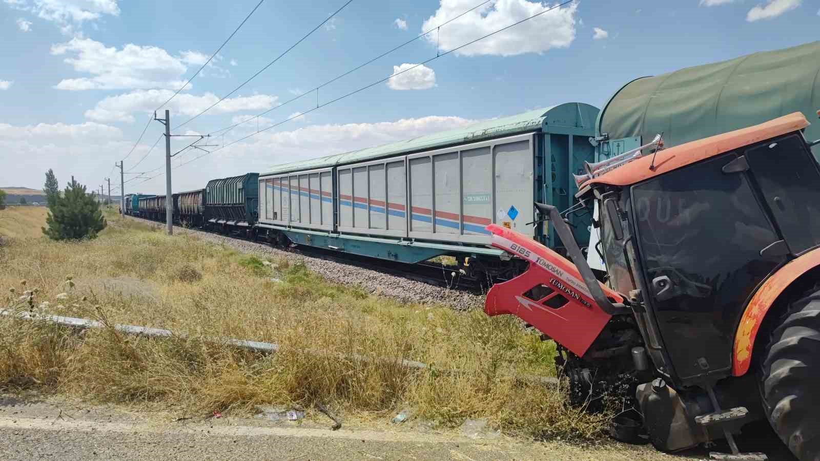 Trenle traktör çarpıştı, traktör sürücüsü yaralandı