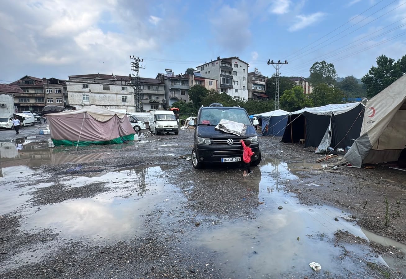 Alaplı’da tarım işçilerinin çadırlarını su bastı