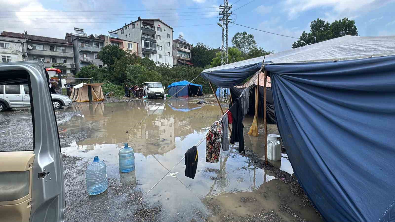 Alaplı’da tarım işçilerinin çadırlarını su bastı