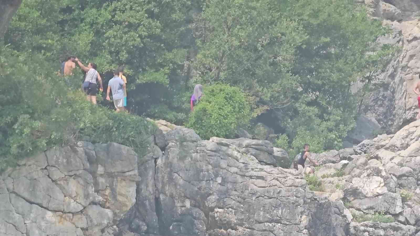 Zonguldak’ta denizde dalgaların arasında zor anlar yaşayan 5 kişi kurtarıldı