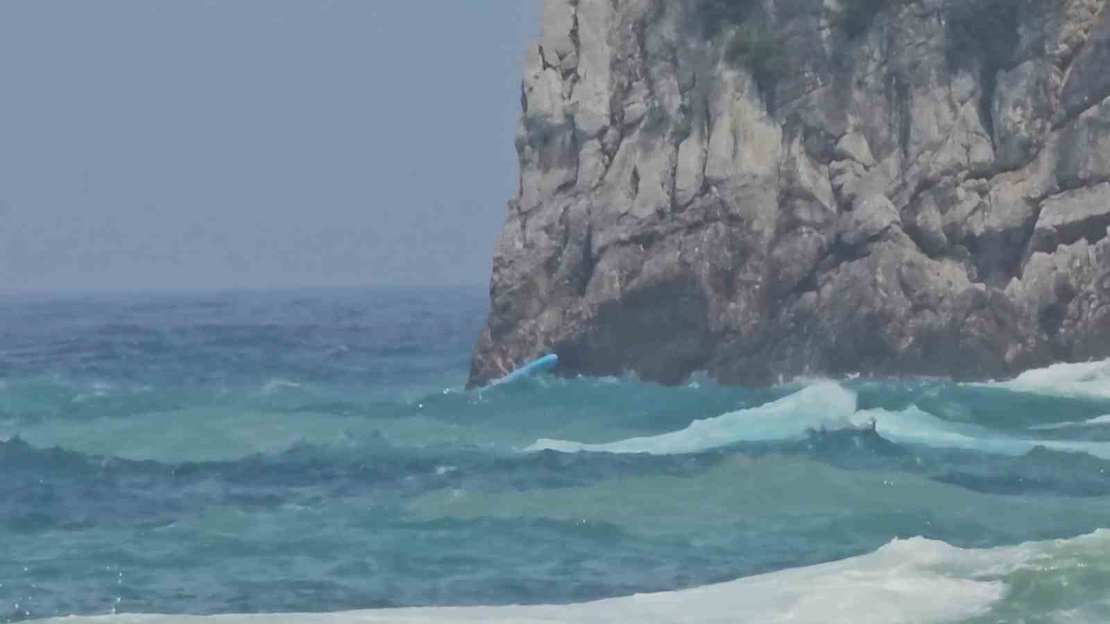 Zonguldak’ta denizde dalgaların arasında zor anlar yaşayan 5 kişi kurtarıldı