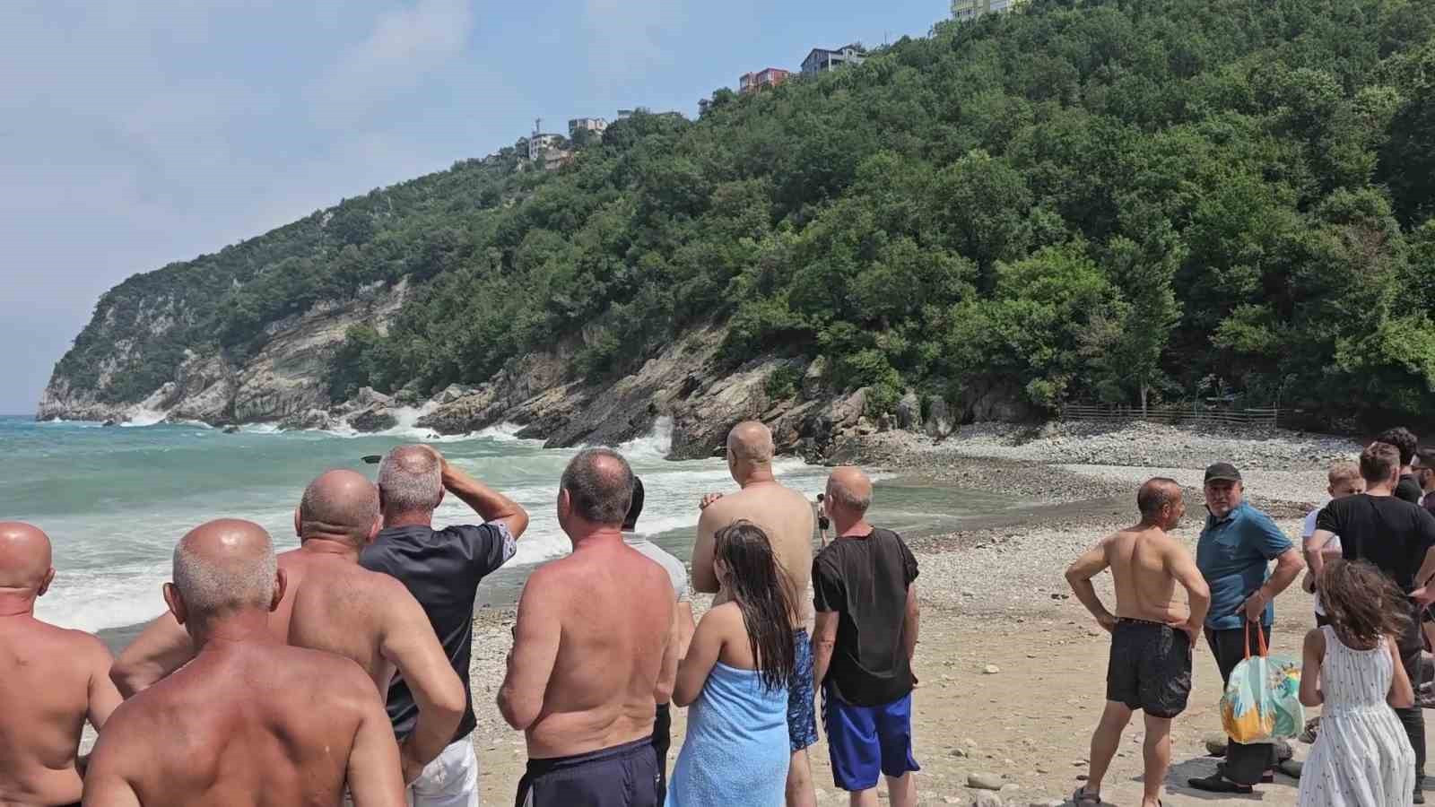 Zonguldak’ta denizde dalgaların arasında zor anlar yaşayan 5 kişi kurtarıldı
