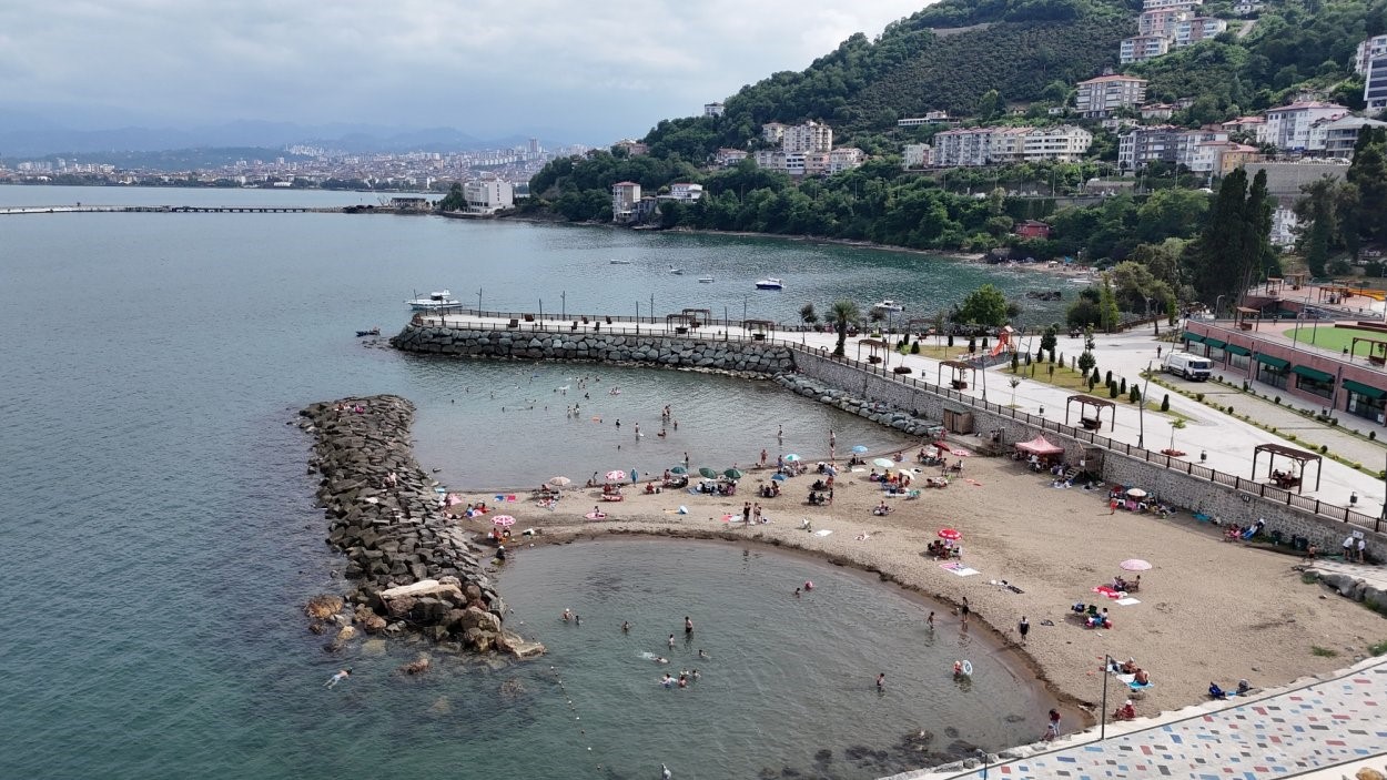 Gökdelenler yıkıldı, kumsal halka açıldı