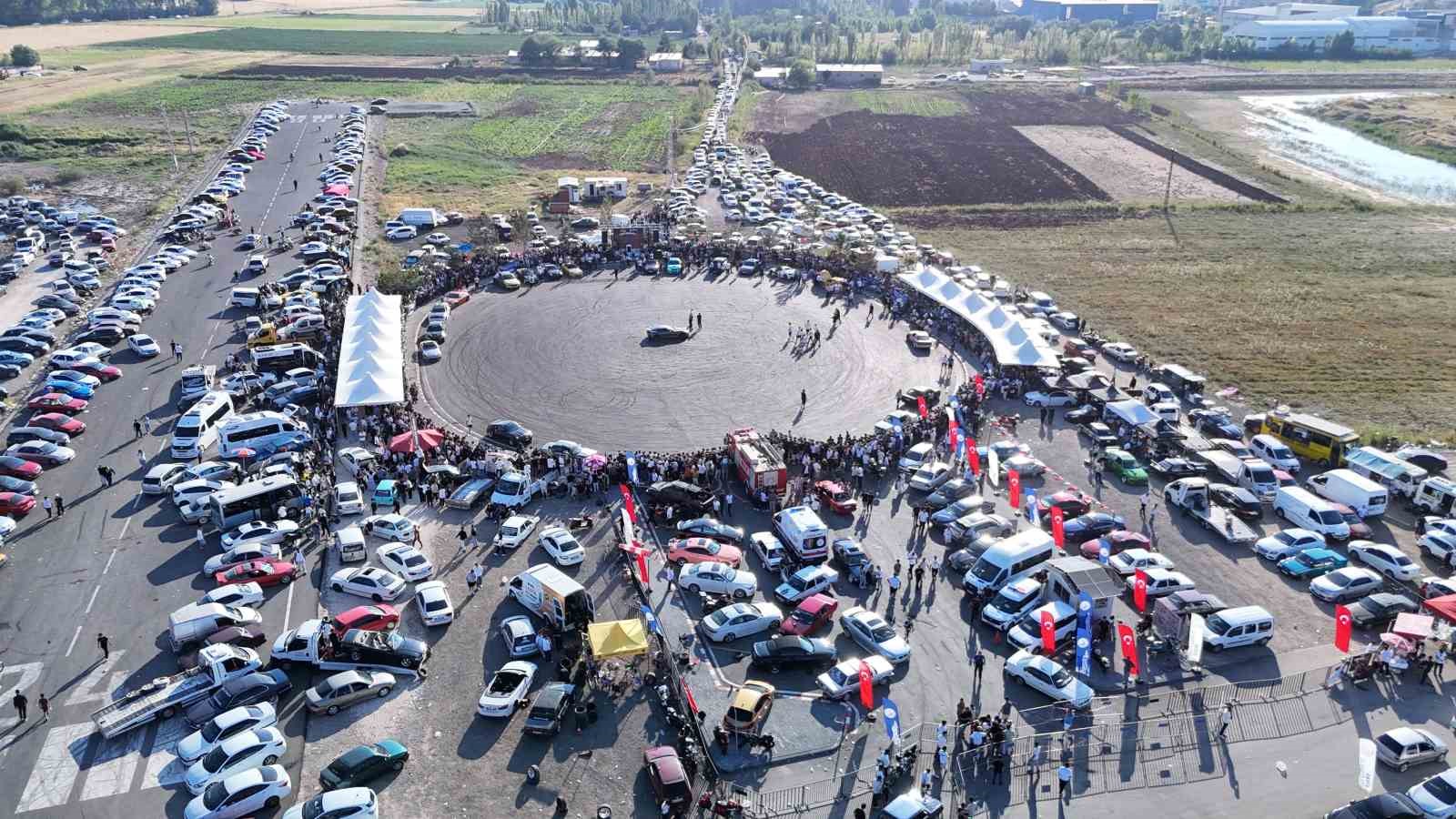Modifiye araç tutkunları Sivas’ta buluştu