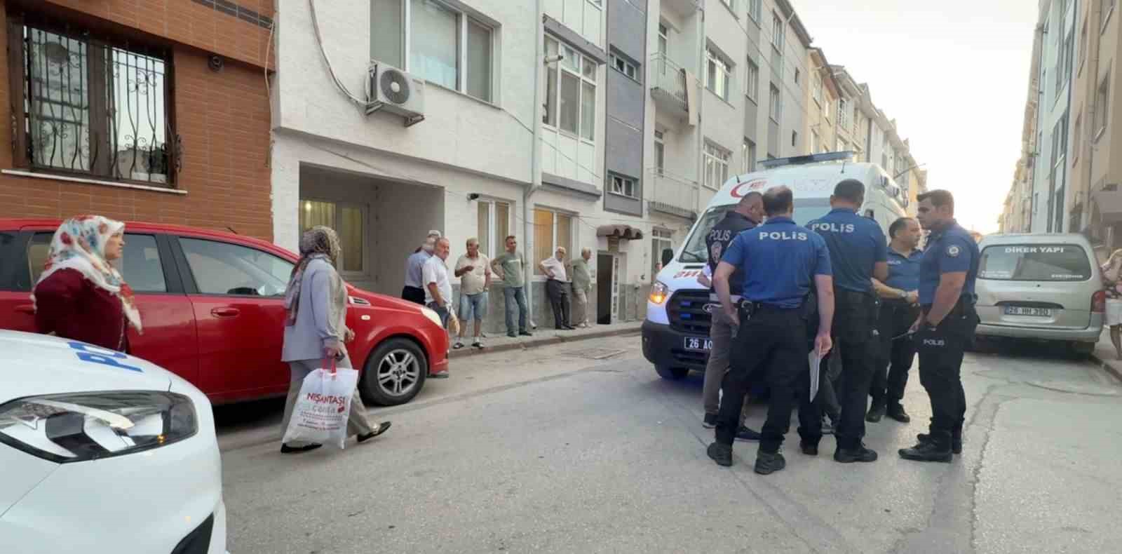 Sokakta düşen yaşlı adam evinin kapısında hayatını kaybetti