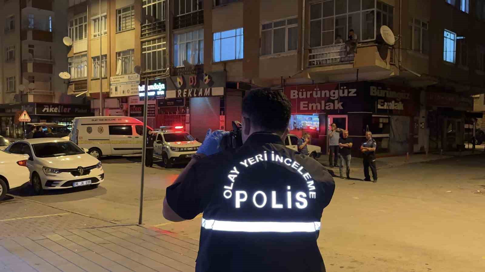Bıçakladıktan sonra cep telefonunu gasbetmişler: 2 gözaltı