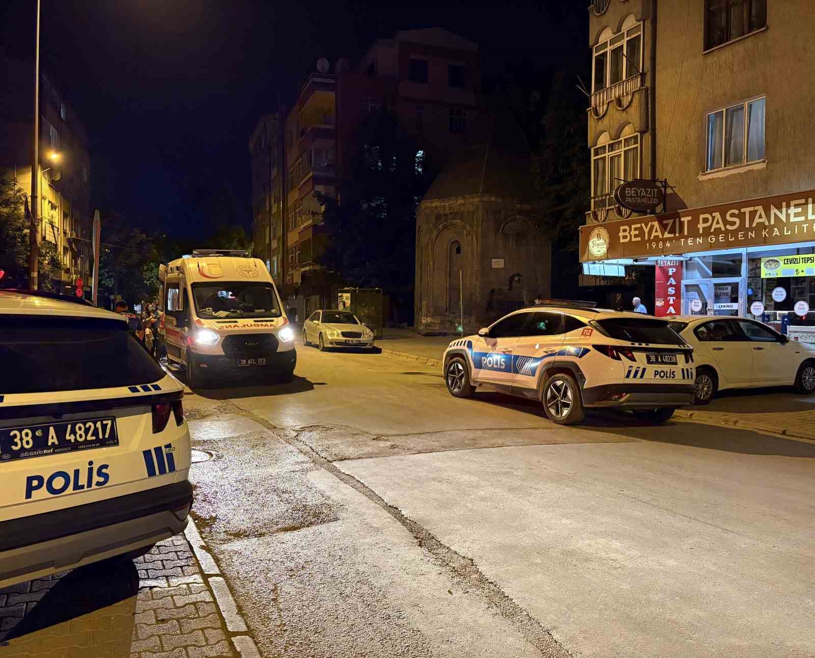 Bıçakladıktan sonra cep telefonunu gasbetmişler: 2 gözaltı