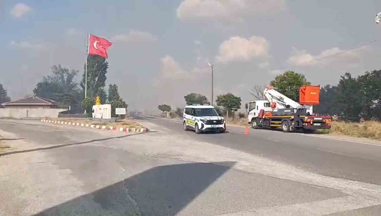 Edirne’de anız yangını ormana sıçradı: 4 helikopter ve 10 arazöz seferber oldu