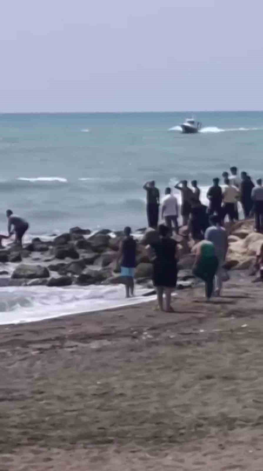Denizde can pazarı: Dalgalara kapılan 2 kişi kurtarıldı, 14 yaşındaki çocuk boğuldu