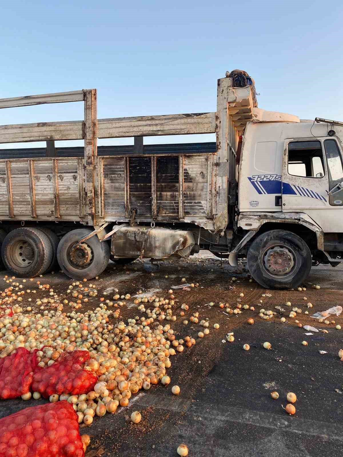 Kamyon devrildi, tonlarca soğan yola saçıldı: 2 yaralı