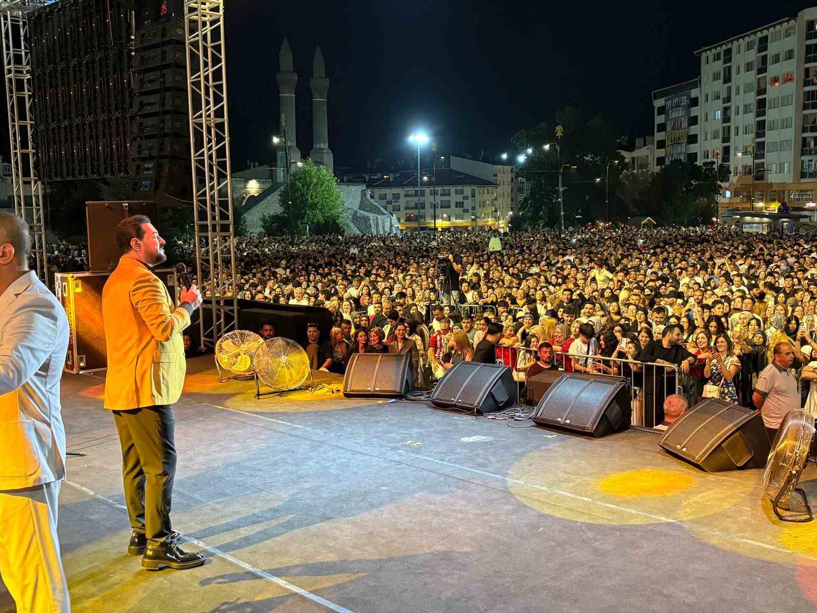 Serkan Kaya, Sivas’ta sevenleriyle buluştu