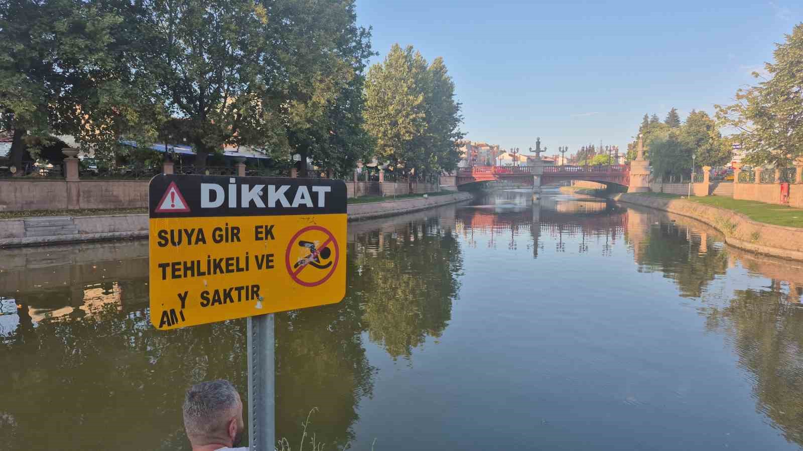 Porsuk Çayı kenarındaki adamı "Sizlere gelsin" diyerek suya itti