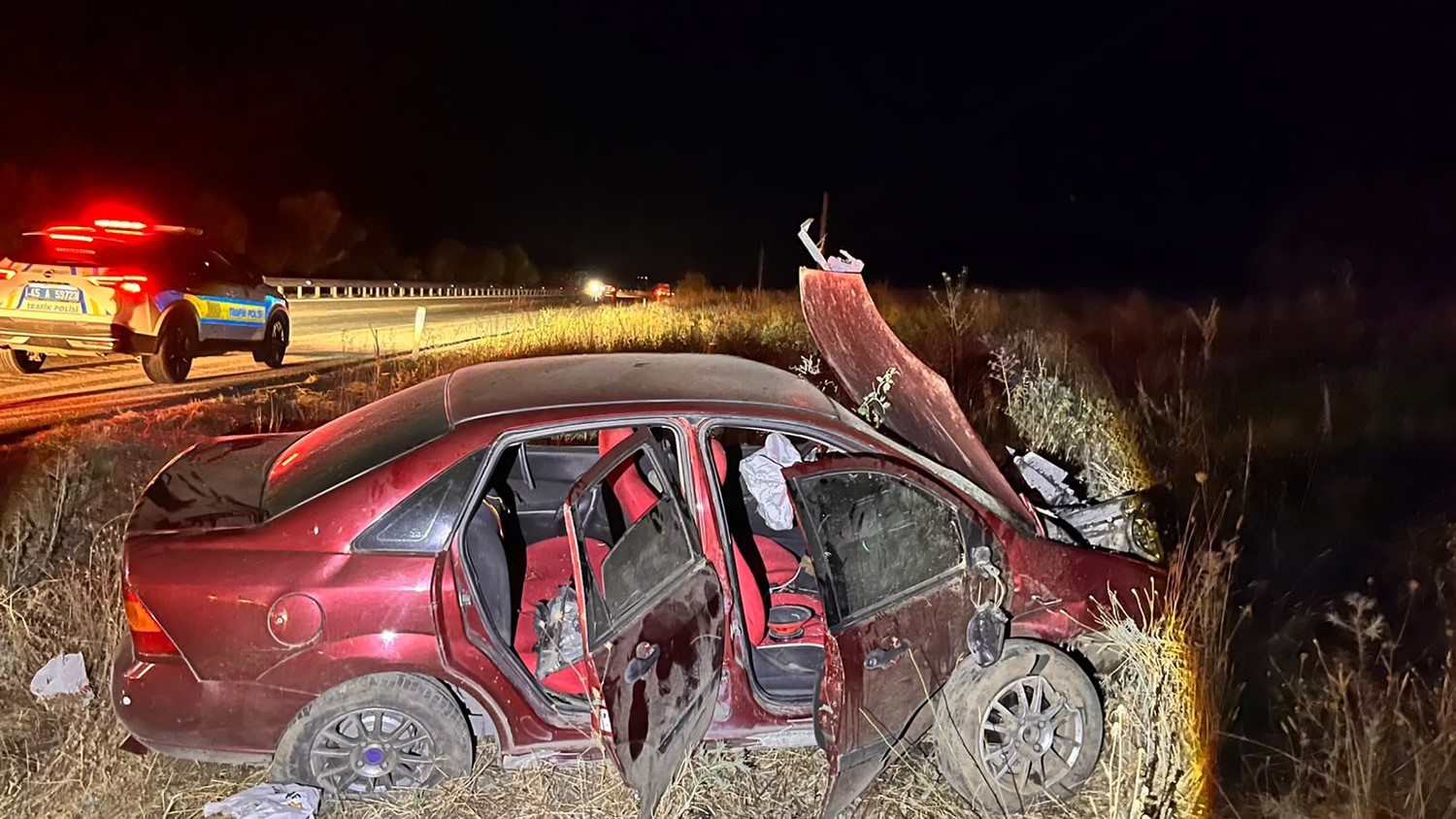 Kontrolden çıkan otomobil yol kenarına savruldu: 2’si ağır, 3 yaralı